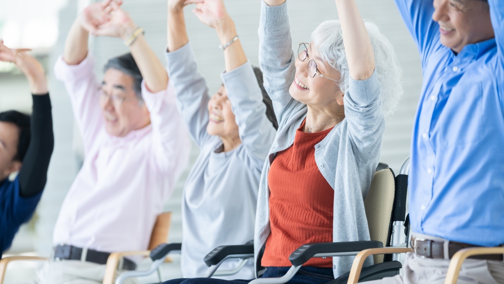 体と頭の運動に取り組む高齢者