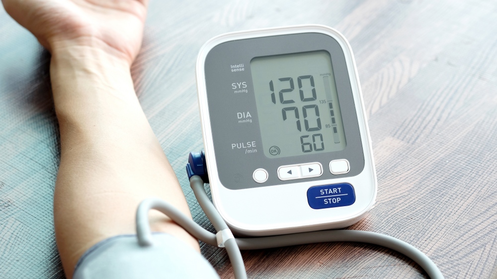 血管性認知症予防のために血圧を管理する人