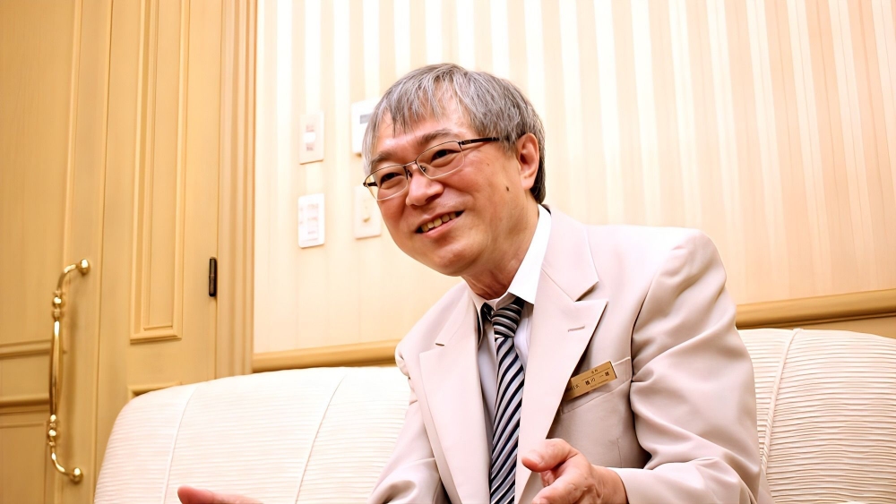 インタビューを受ける橋川一雄医師