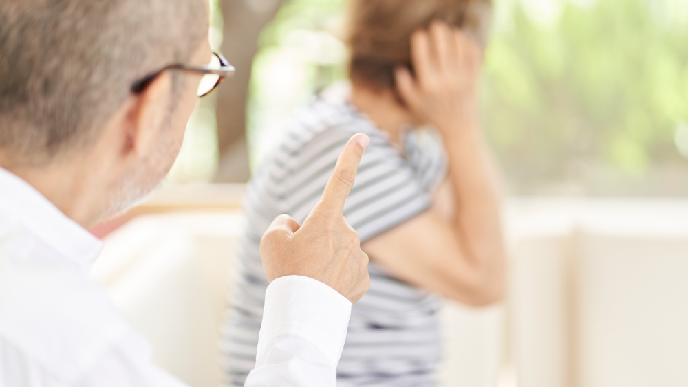 家族に怒る高齢者