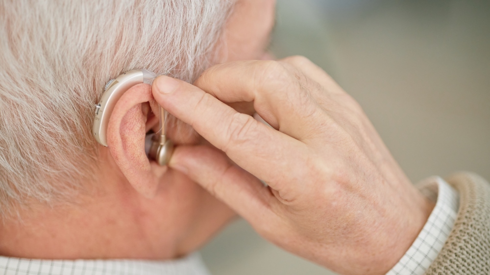 難聴で補聴器を付けている男性高齢者