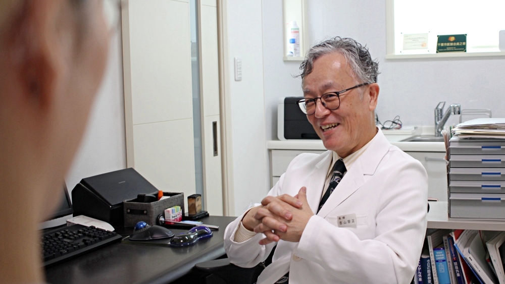 インタビューに答える吉山容正先生