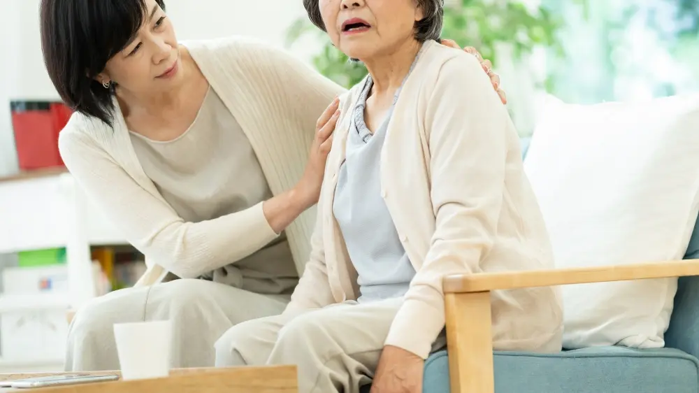 受診を嫌がる家族を説得する様子