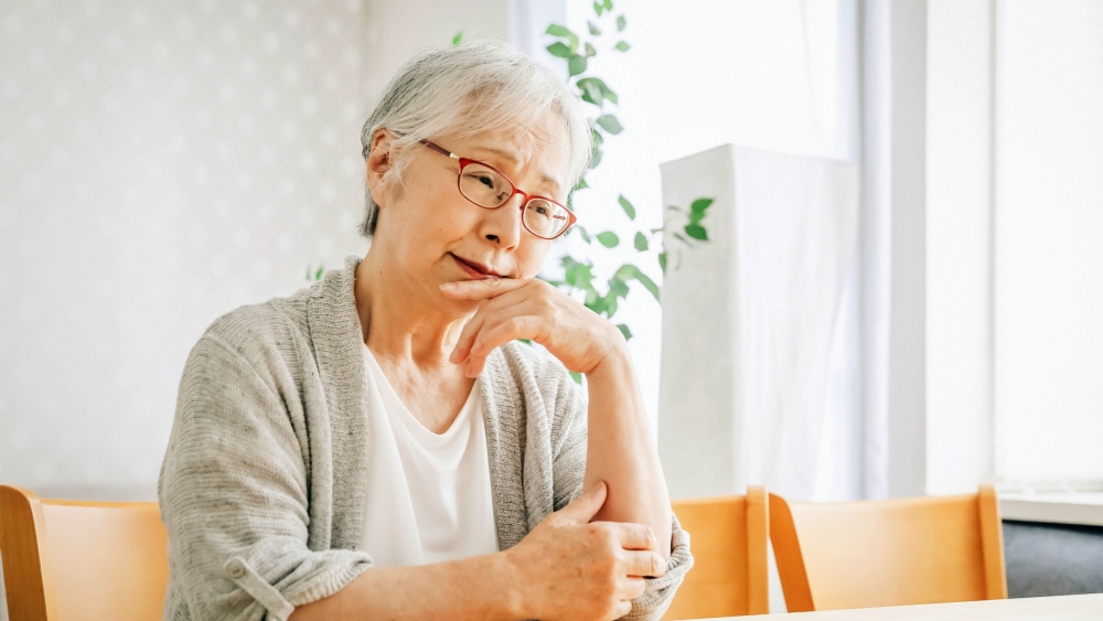 アルツハイマー型認知症の初期症状の近時記憶障害で考え込む高齢女性
