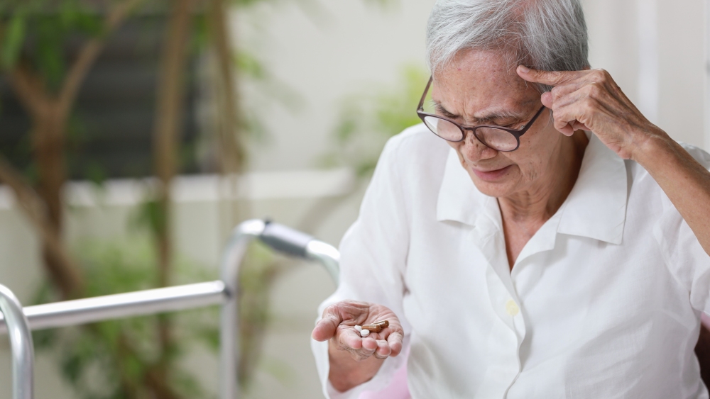 薬を飲んだかどうか忘れて悩んでいる男性高齢者