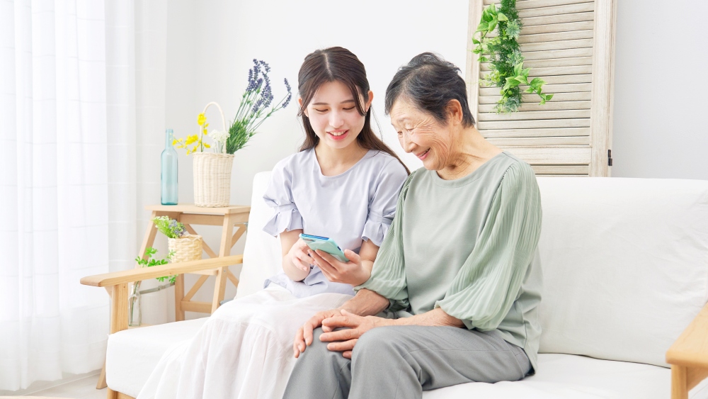 高齢の母親に寄り添って受診を勧める娘